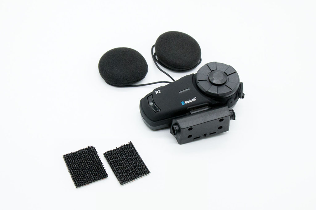 AiRide R2藍牙耳機 可使用包裝內的3M子母釦加以固定